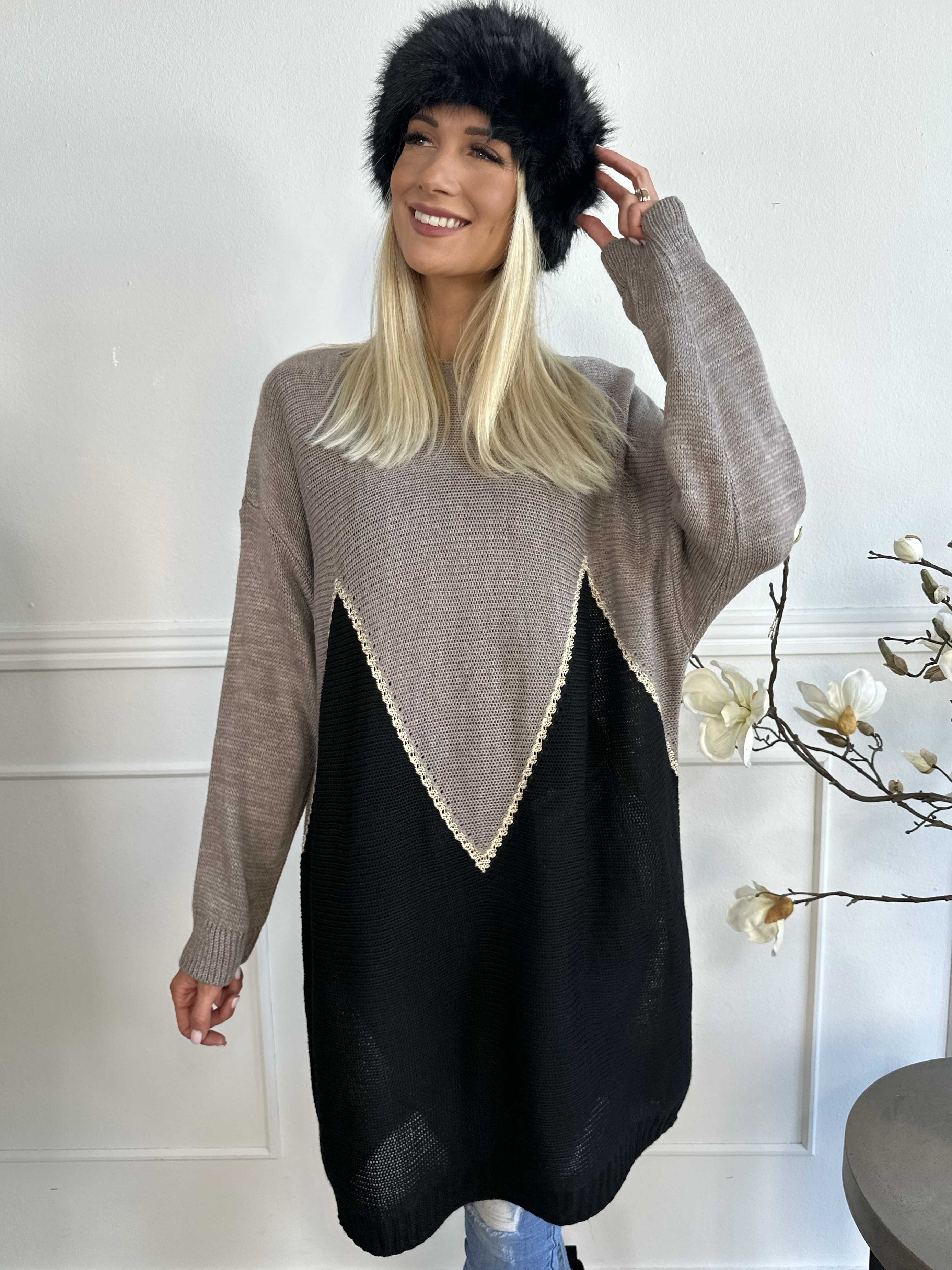 Amara - Tofarvet strikkjole med gulddetaljer